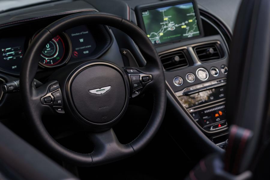 Панель приборов Aston Martin DB11 V8 Volante 2018 года  (NA) (фото 3 из 40)